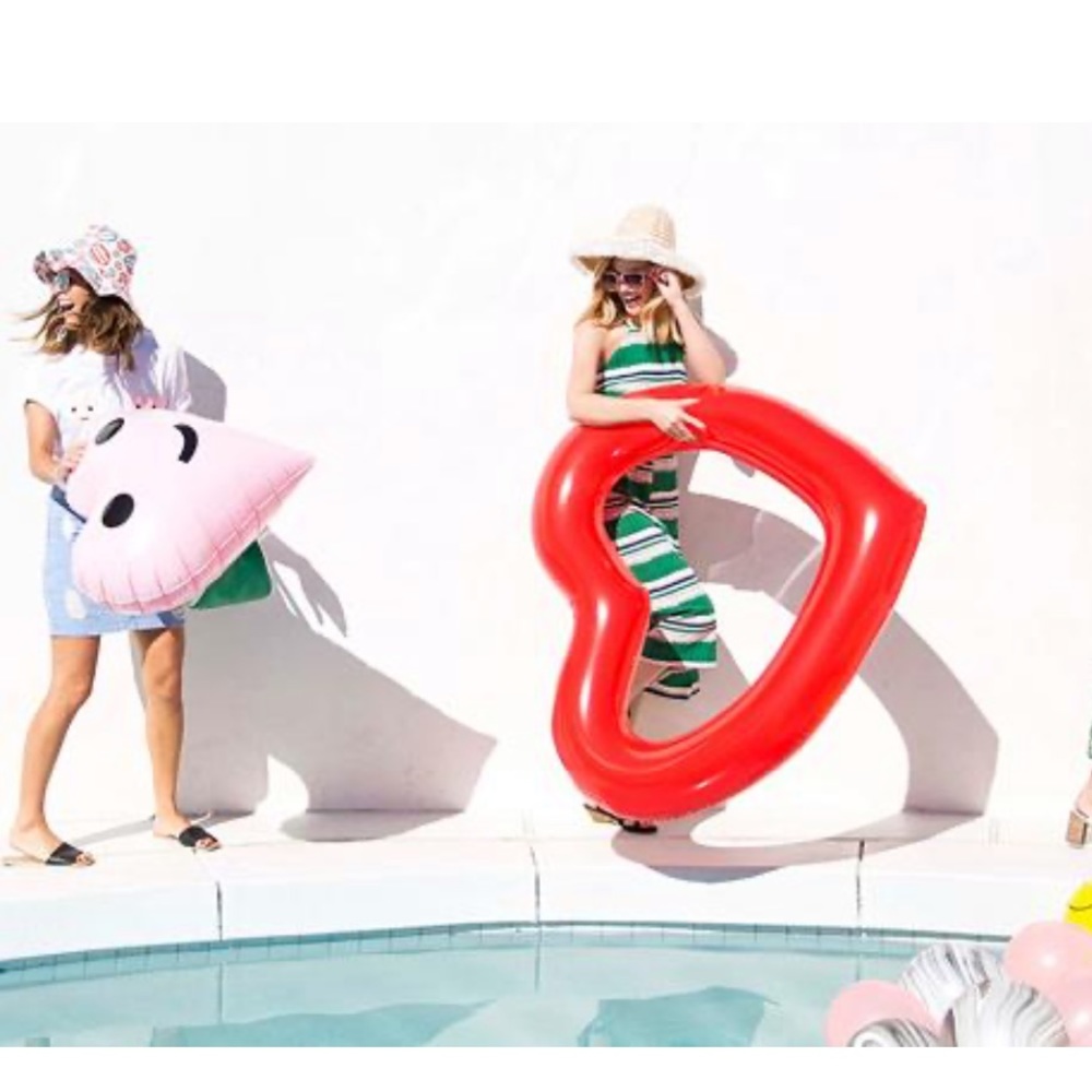 Inflatable heart floaty🌸 - Picture 3 of 3